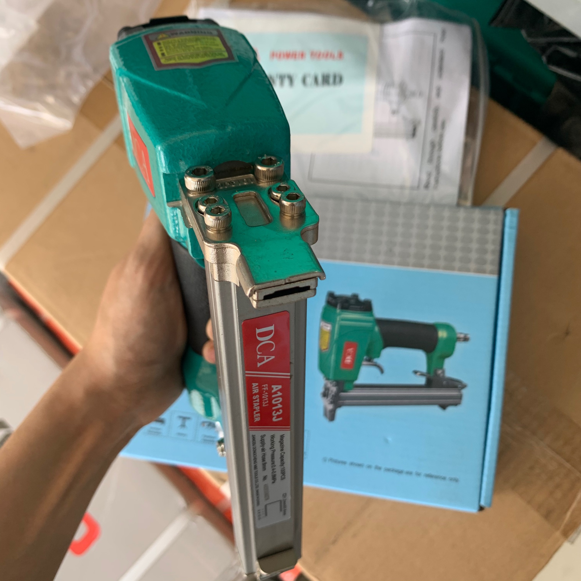 Máy bắn đinh ghim U dùng hơi DCA A1013J