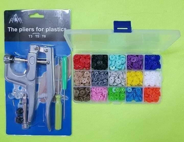 Combo kìm bấm nút nhựa và hộp đựng nút bấm 15 màu