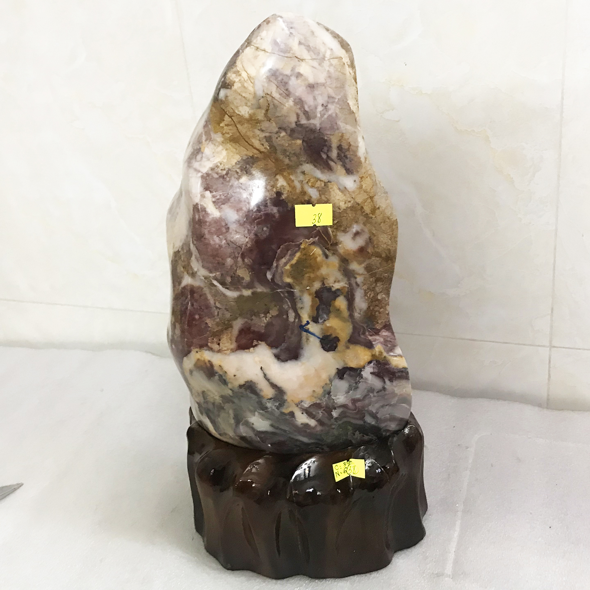 Cây đá tự nhiên màu đỏ mận chín 3 kg cao 32 cm cho mệnh Thổ và Hỏa