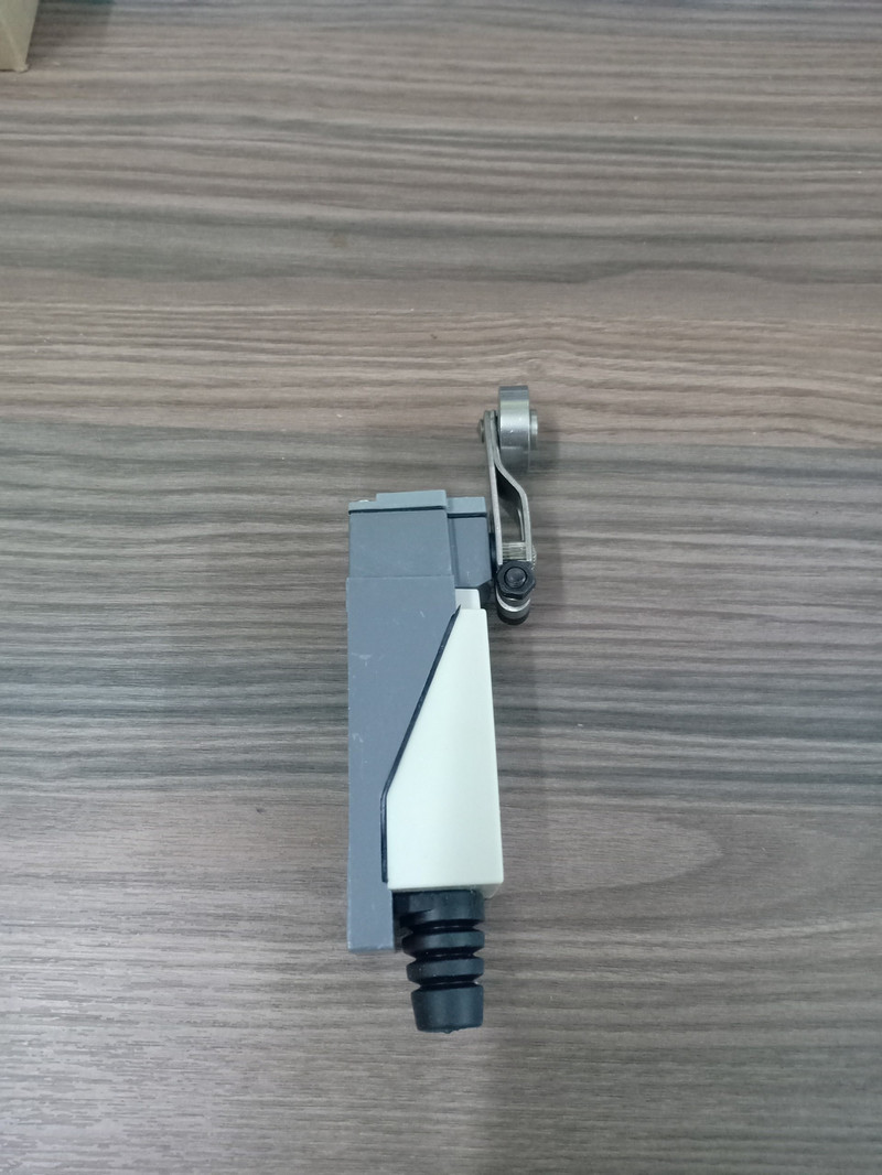 Công tắc hành trình D4V-8104SZ-N