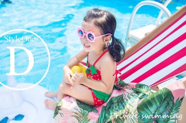 Bikini đi biển quả dâu cực xinh cho bé