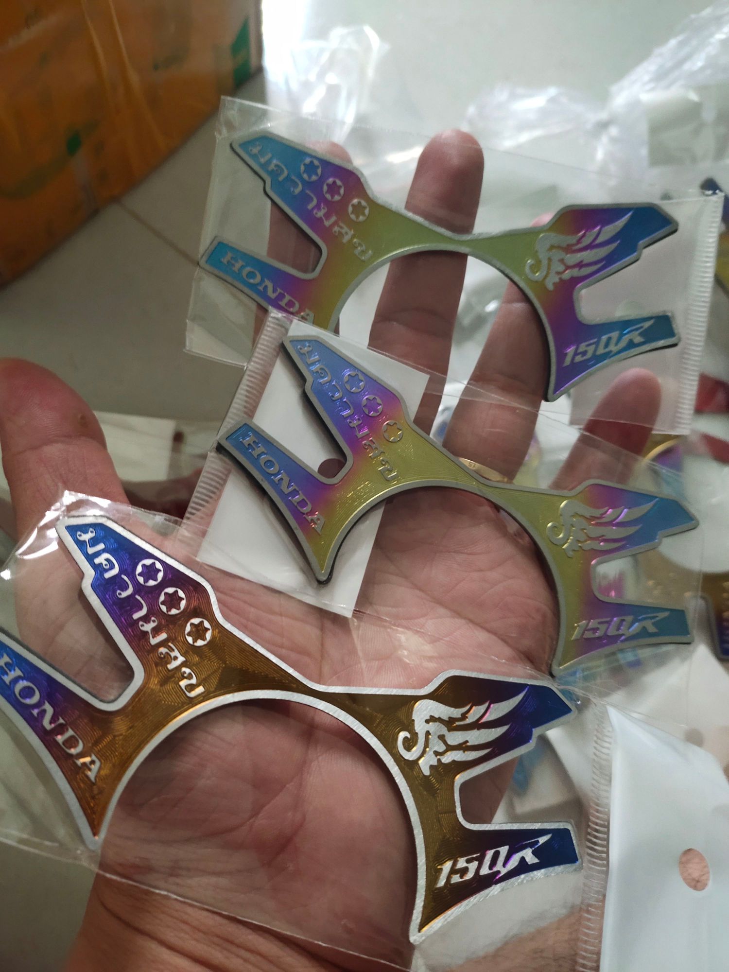 Tem titan dán trảng ba sonic