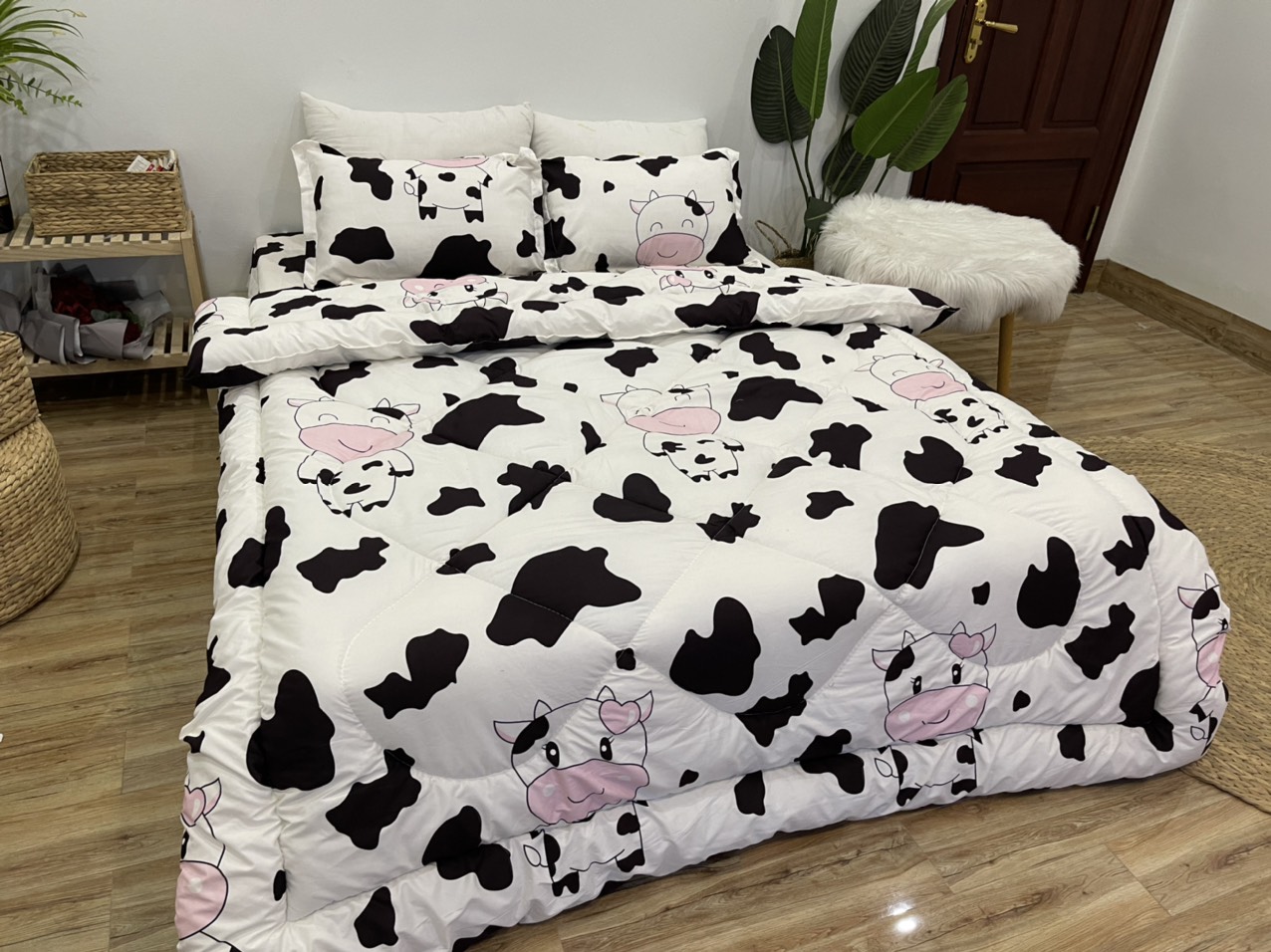 Bộ Chăn Ga Gối Cotton Poly Mẫu Bò Sữa Trắng Họa Tiết Cực Đẹp, Chất Liệu Cotton Poly Siêu Mềm Mịn, Thấm Hút Mồ Hôi, Không Phai Màu, Có Thể Giặt Máy