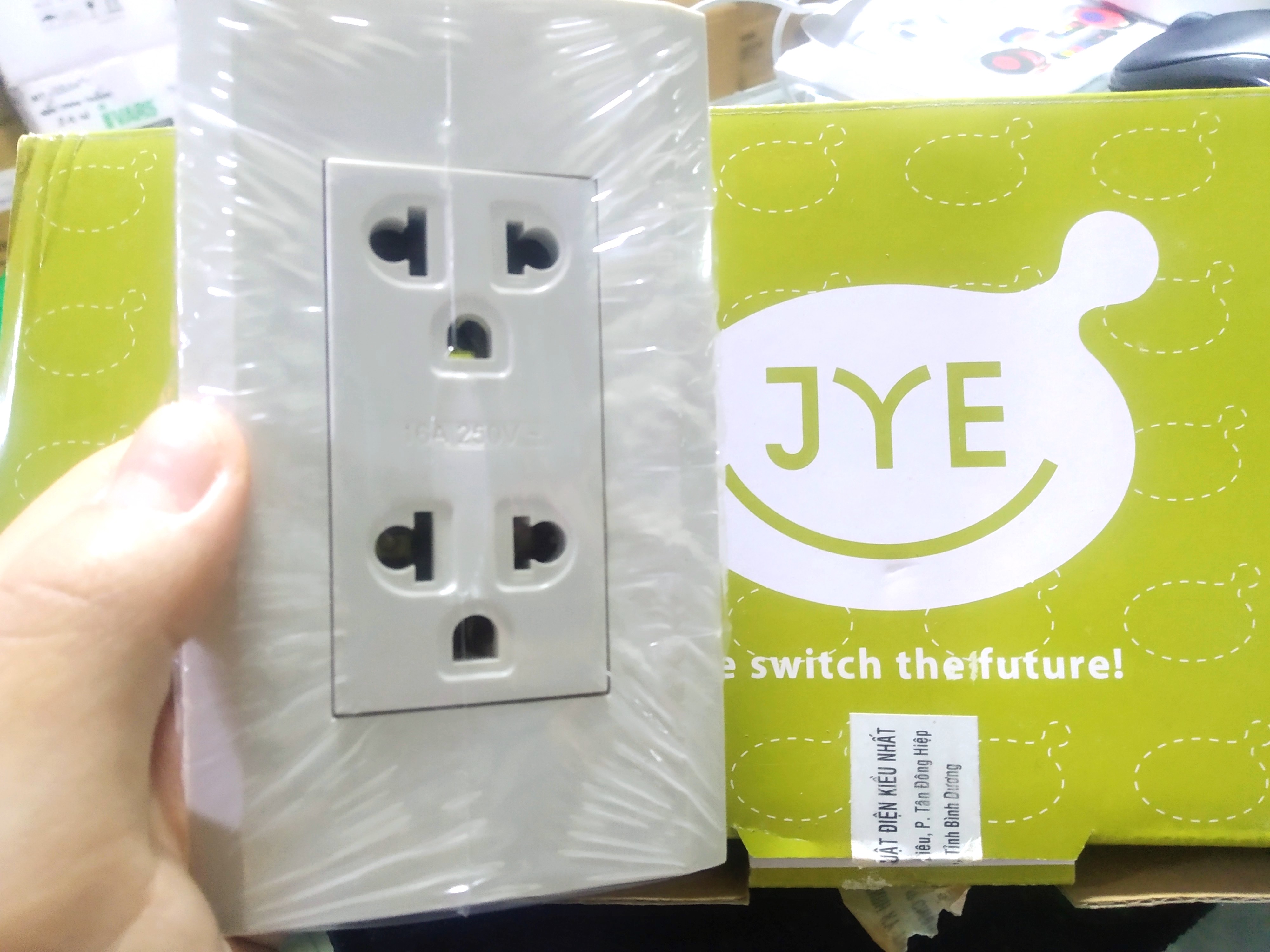 Ổ cắm đôi 3 chấu có dây tiếp đất jye jy-k1513
