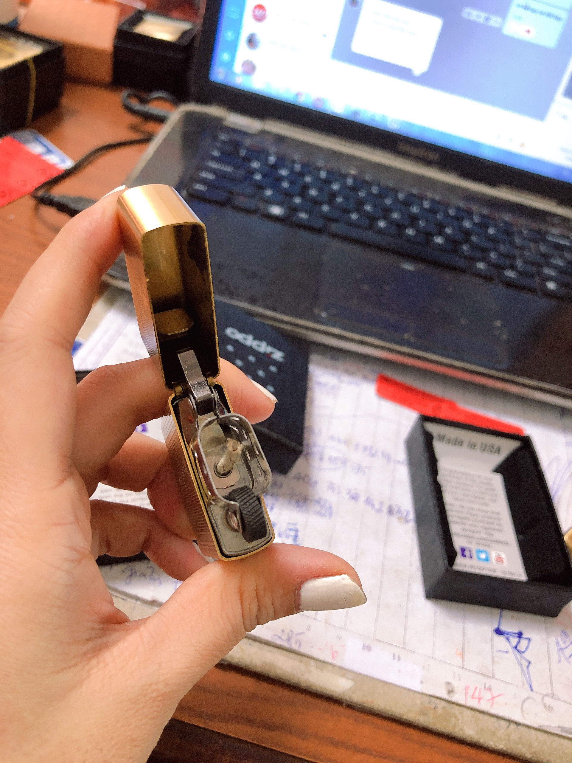 BẬT LỬA ZIPPO KHẮC CHÌM MẪU WINDY 2 MẶT MÀU VÀNG RUỘT TRẮNG