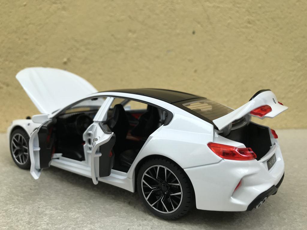 Mô hình xe ô tô BMW M800i 2023 1:24