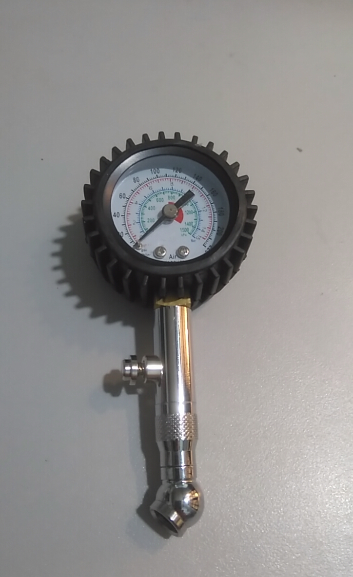 Đồng hồ đo áp suất lốp xe