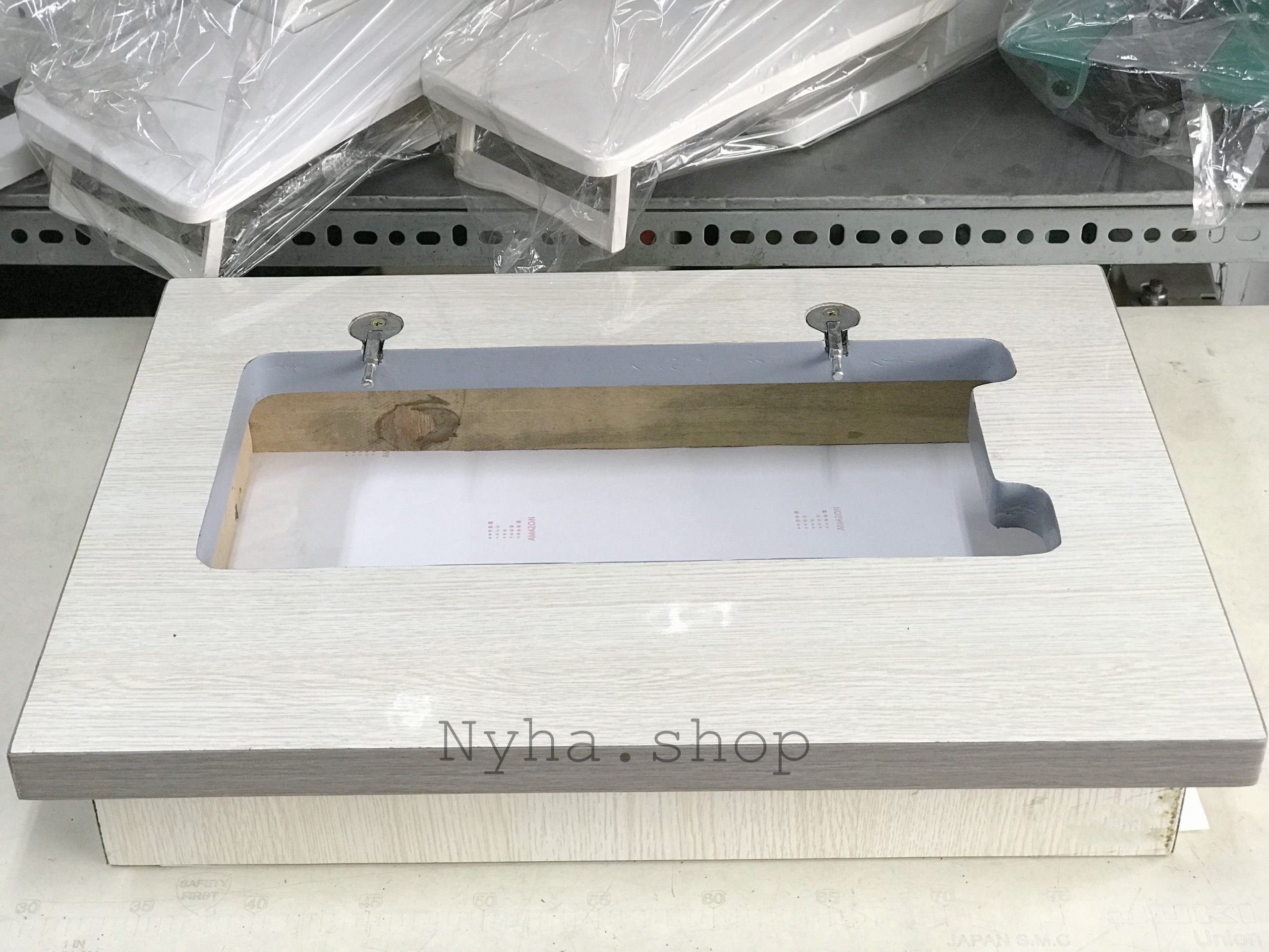 ĐẾ GỖ MÁY MAY CON BƯỚM CÓ ỐC BẢN LỀ (KHÔNG BAO GỒM ĐẦU MÁY)