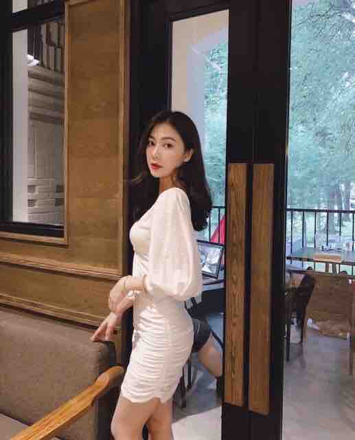 Đầm trắng linen gân ôm body cổ vuông