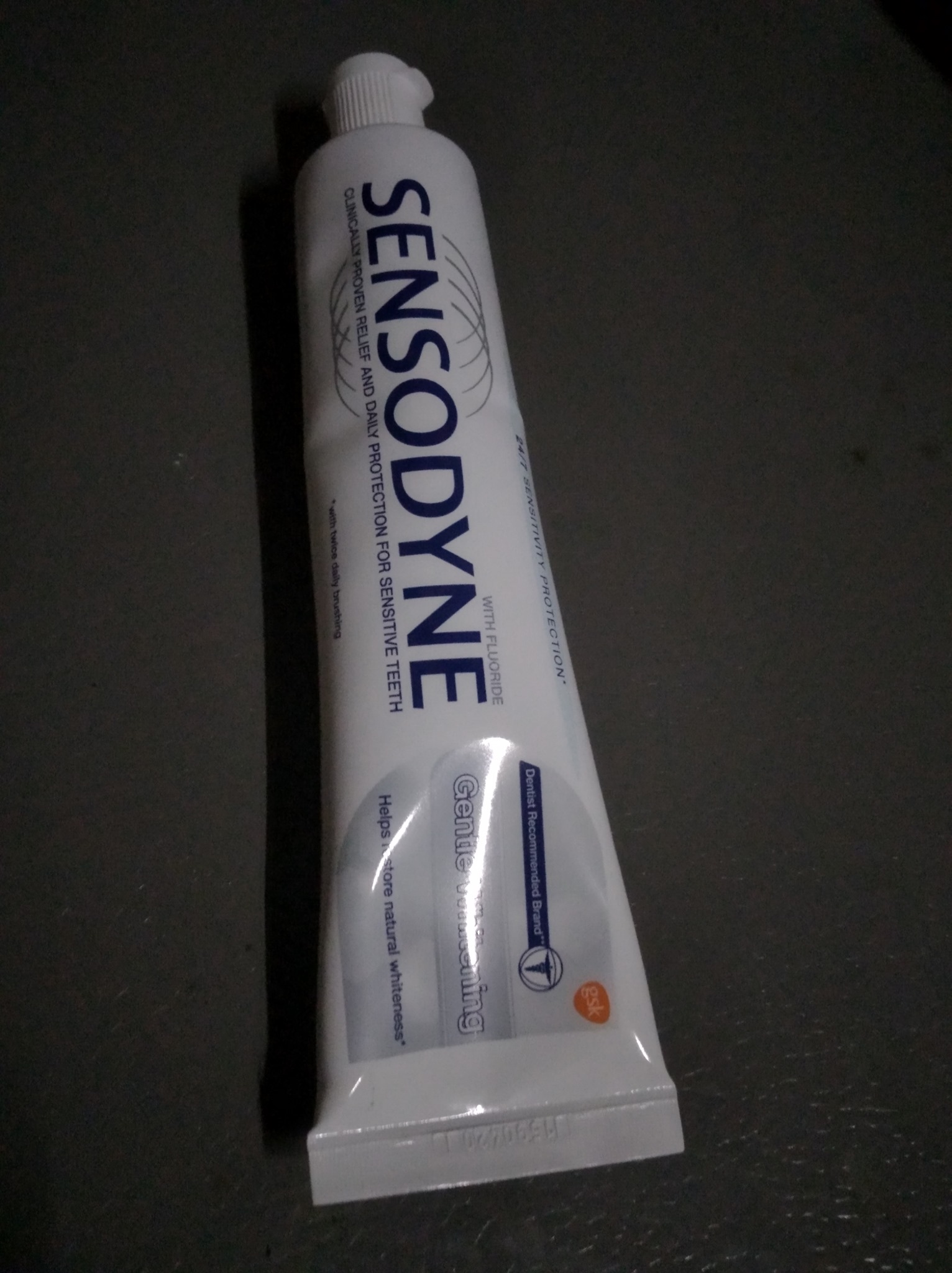 Kem đánh răng Sensodyne trắng răng giảm ê buốt