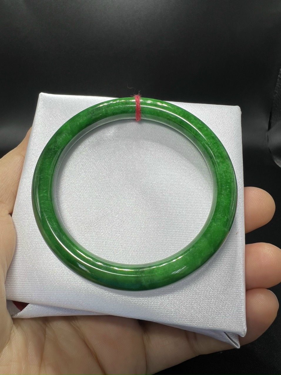 Vòng Cẩm Thạch Xanh Đá AA+ Chuẩn Tự Nhiên 100% Nguyên Khối - Lên nước Bóng đẹp theo thời gian sử dụng - Phúc An Store hình chụp thật - đầy đủ size từ 50 - 60