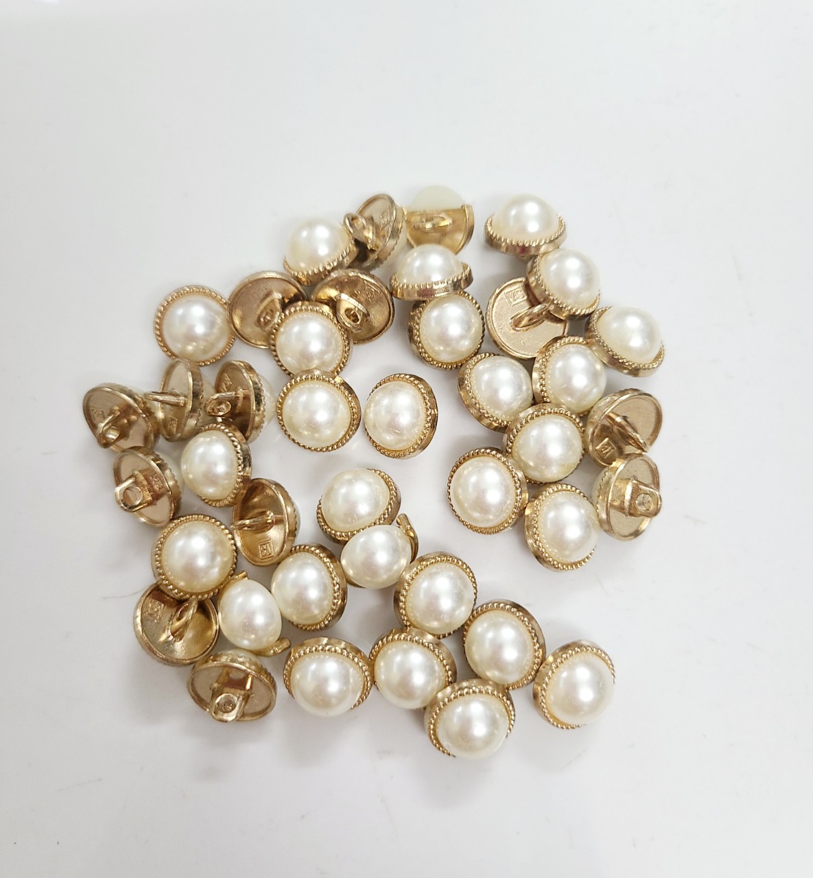 Cúc áo ngọc  trang trí lên áo* bảng 1 cm *12k- 5 nút