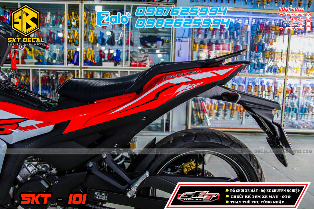 tem trùm xe exciter 155 trắng đỏ chỉ