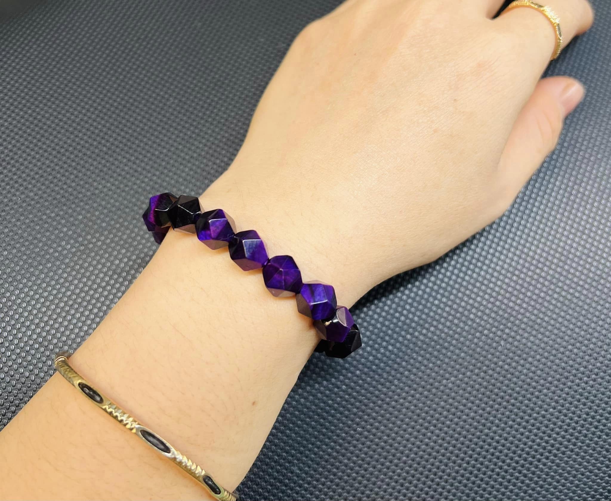 Vòng tay đá mắt hổ tím hạt cắt giác size 10li