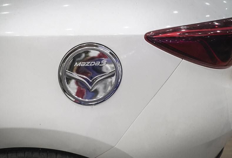 Ốp trang trí nắp bình xăng mazda 3 2015-2019