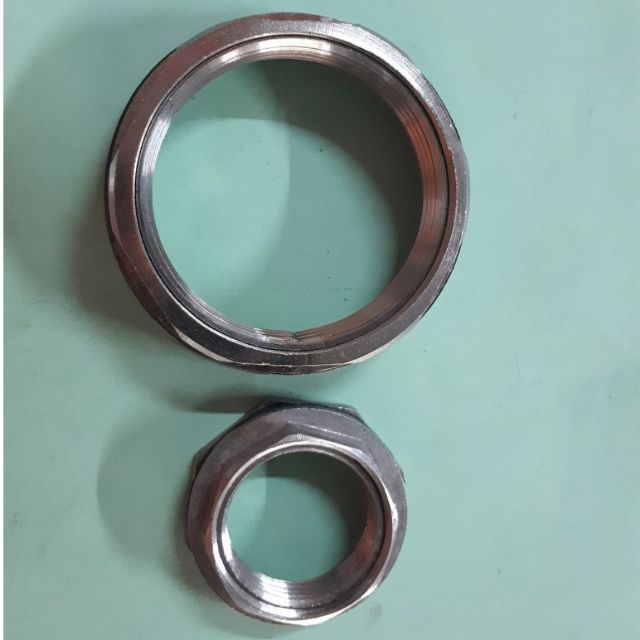 Ren nhựa PVC lắp bồn nước.