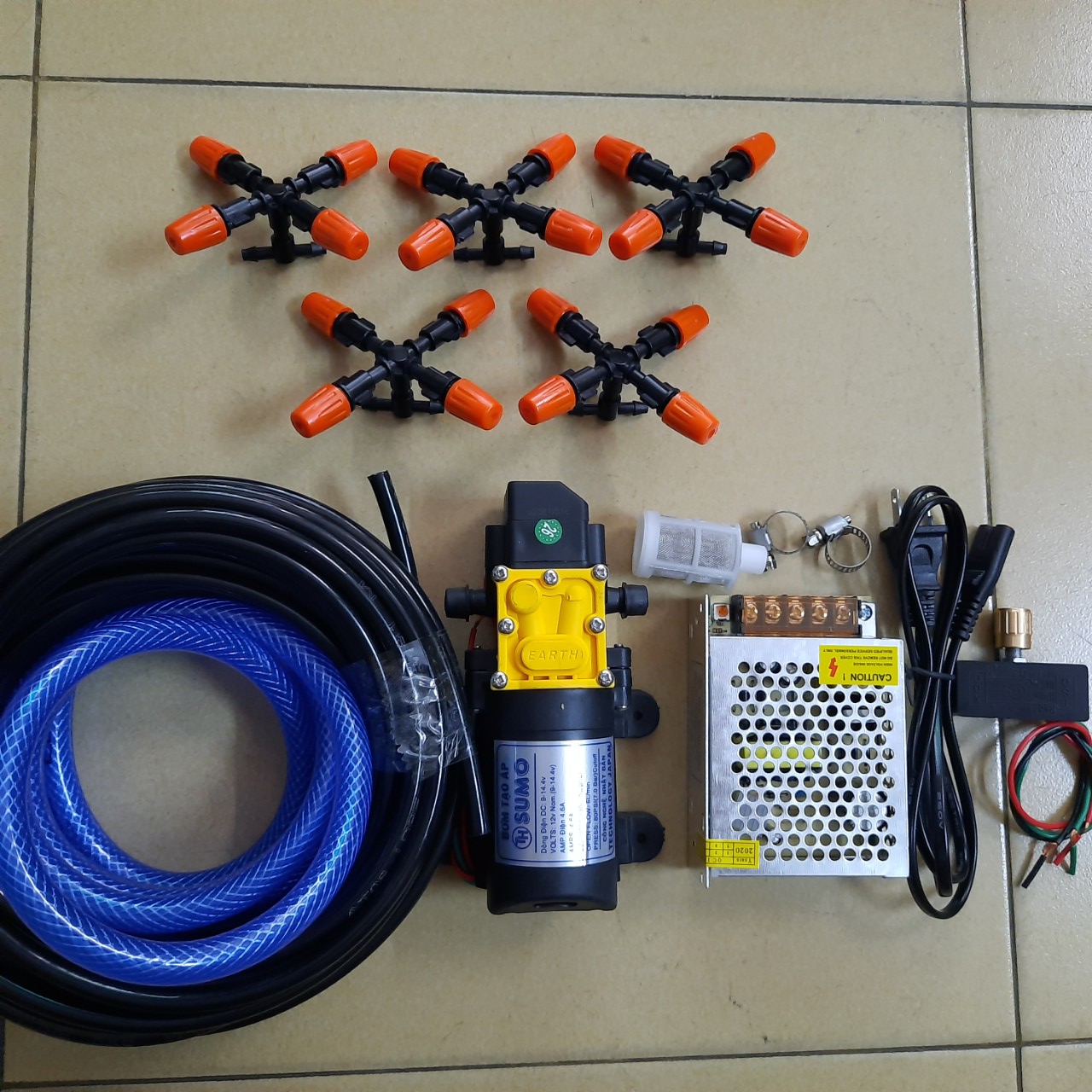 Bộ máy bơm mini 12v sumo 5L 5 béc 4 hướng nhựa tưới lan - tưới cây cảnh - làm mát san vườn, mái nhà