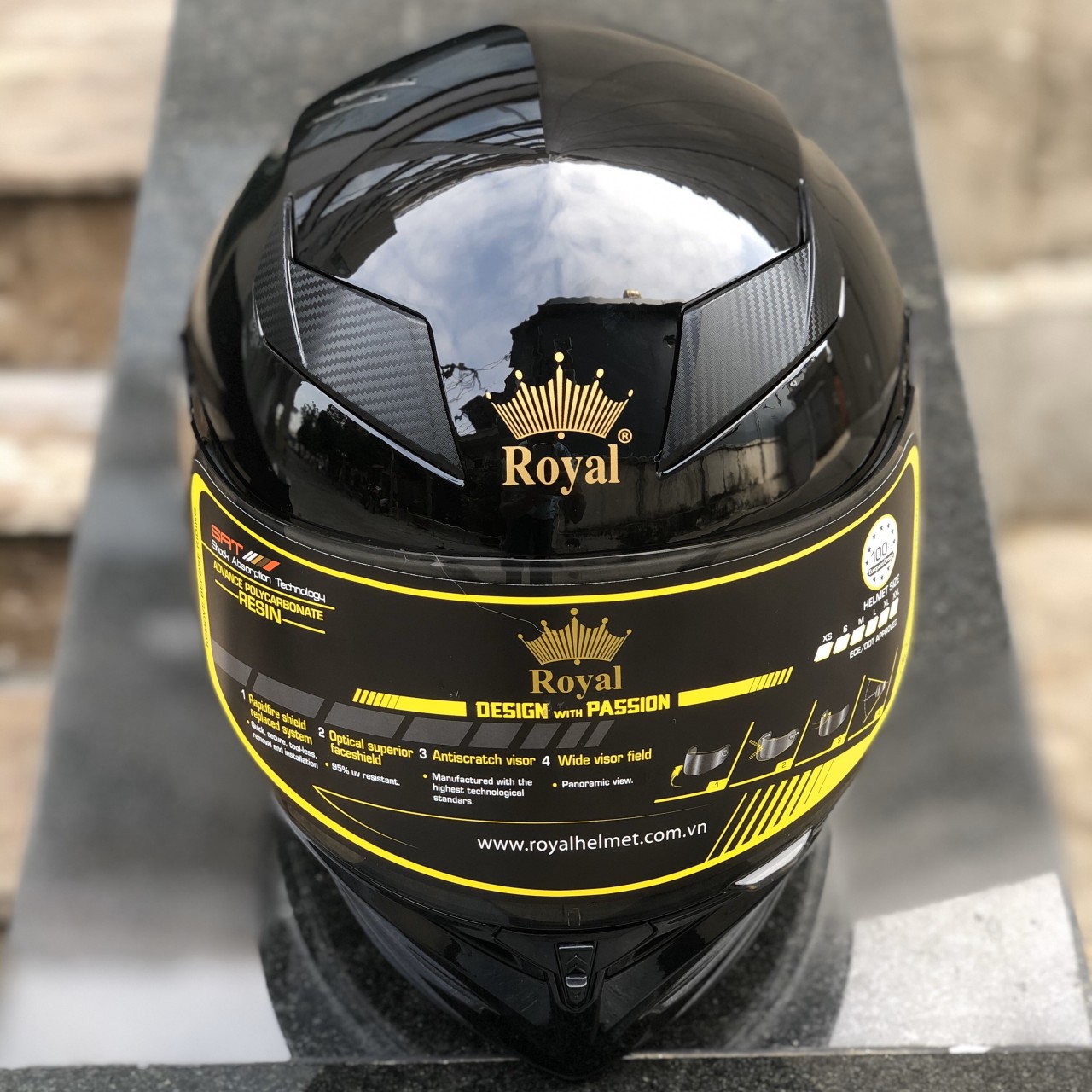 Mũ bảo hiểm ROYAL fullface 138b đen bóng