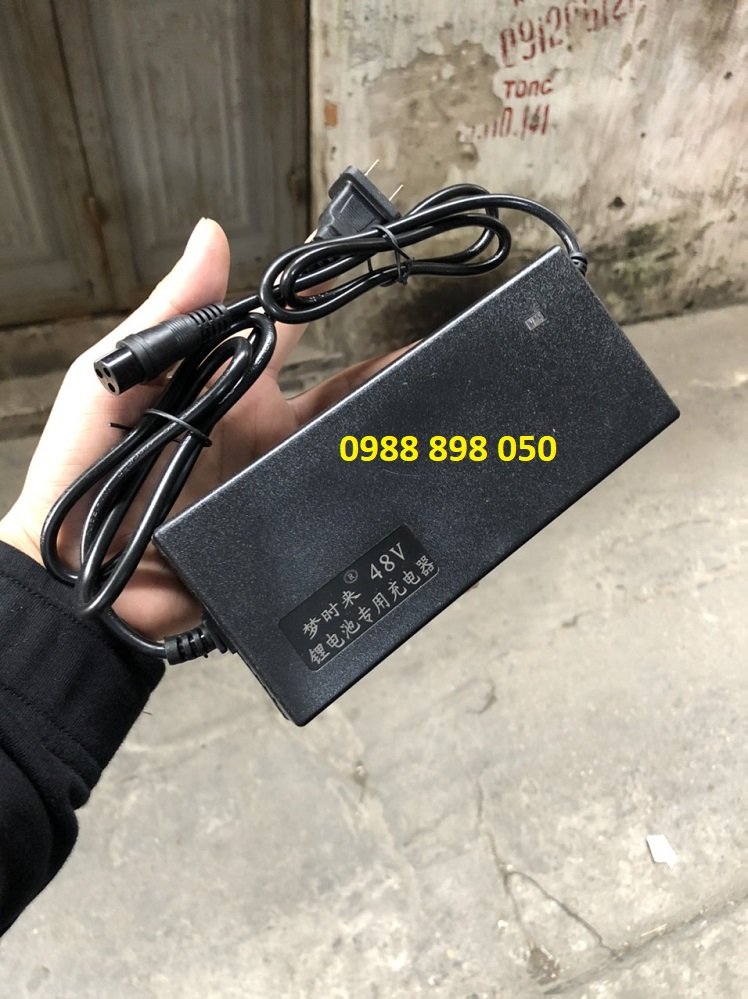 sạc xe điện pin Lithium 48v 2a chân tròn 3 lỗ loại tốt có quạt và tự ngắt khi đầy