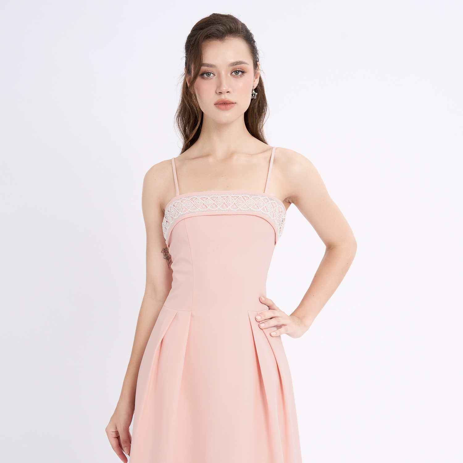 [NHẬP MÃ NOVFALAZSOCIAL02 GIẢM 40K ĐƠN 199K  ] Đầm midi xòe bố len phối ren trắng Maybi