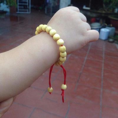 Vòng dâu tằm tránh tà cho bé