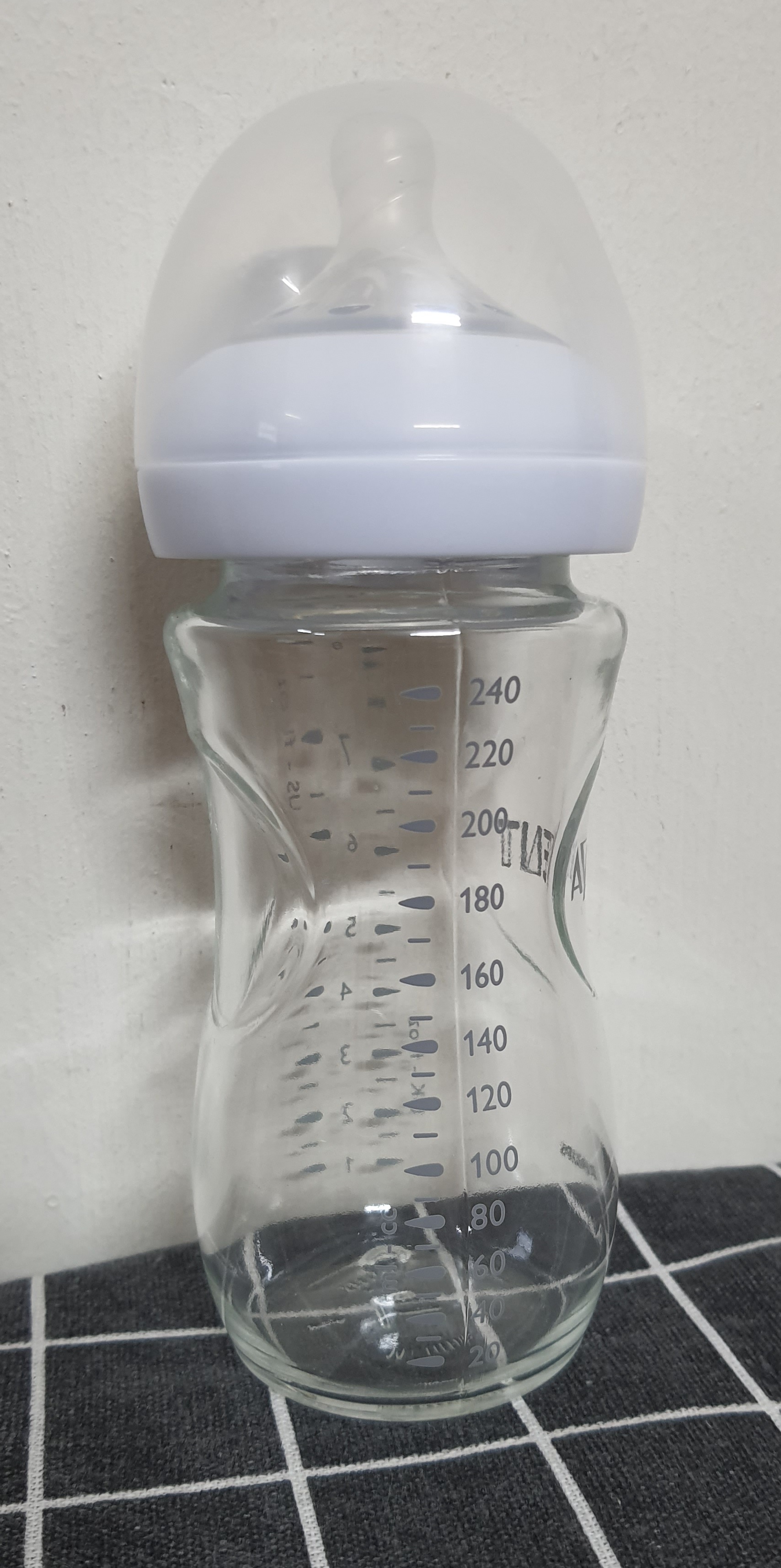 Bình sữa thủy tinh Phillips Avent Natural 240ml