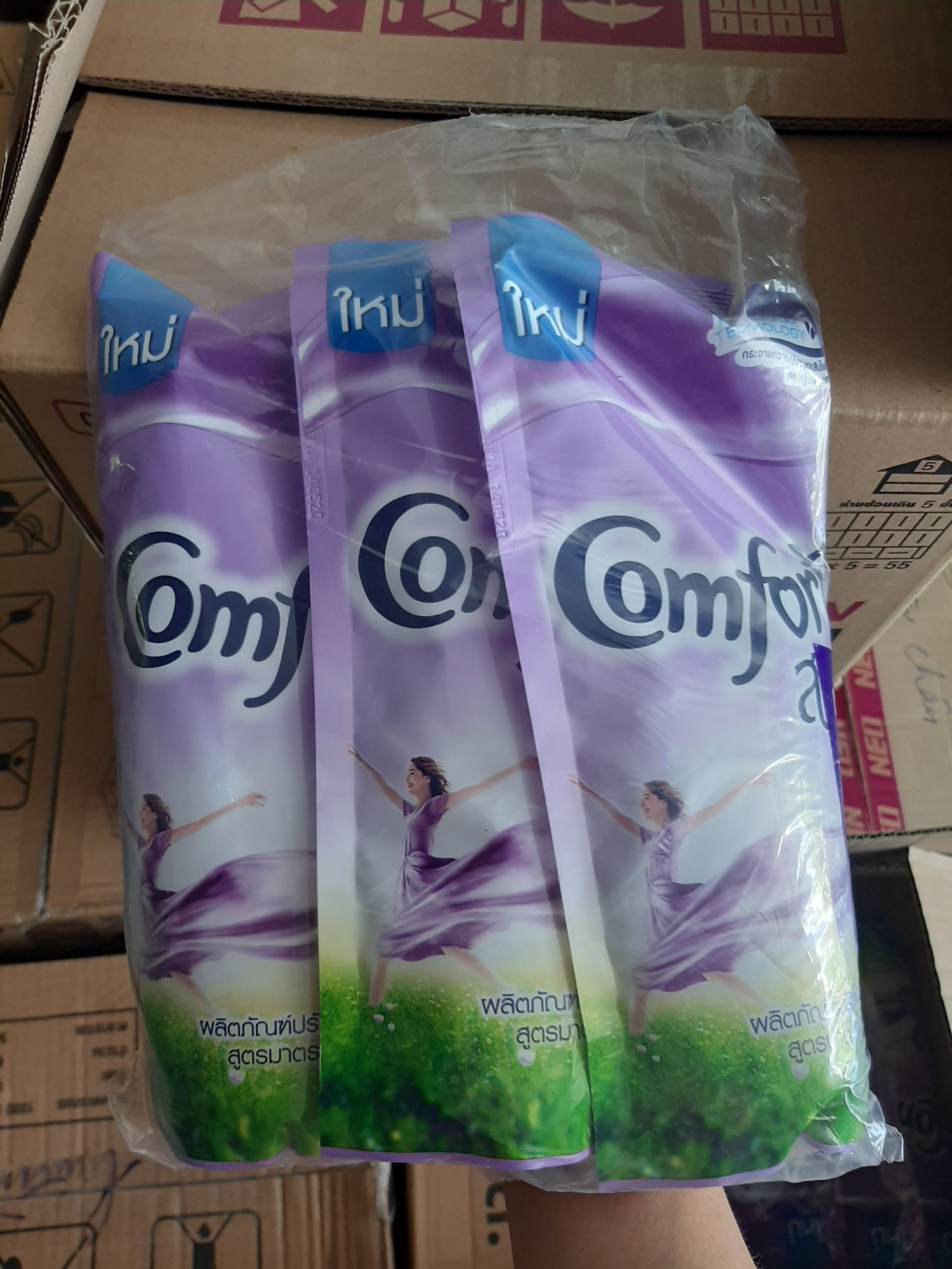 (sét 4 gói) Nước xả vải comfor thái lan màu tím 580ml
