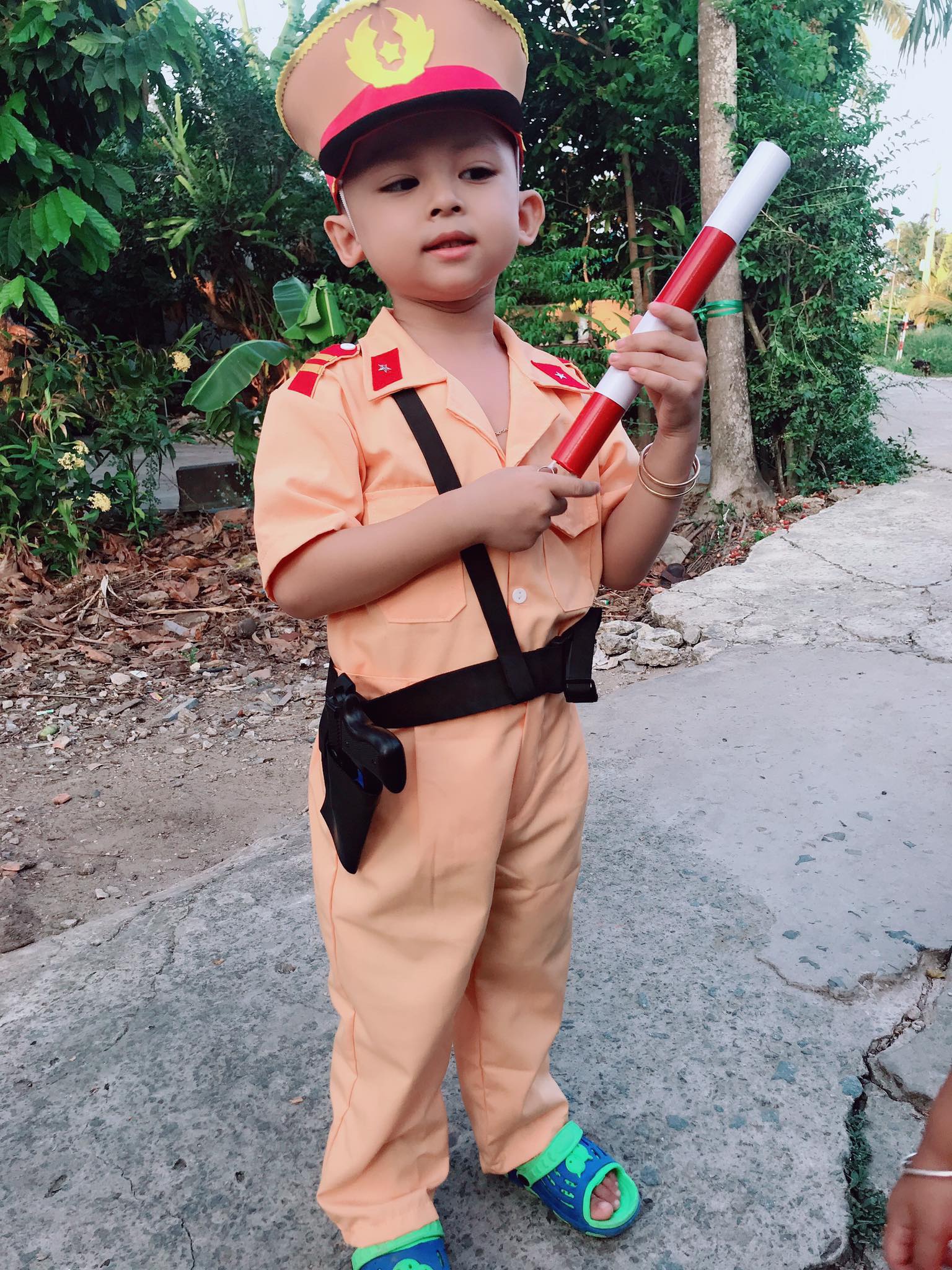 Bộ quần áo công an cho bé - Không PK