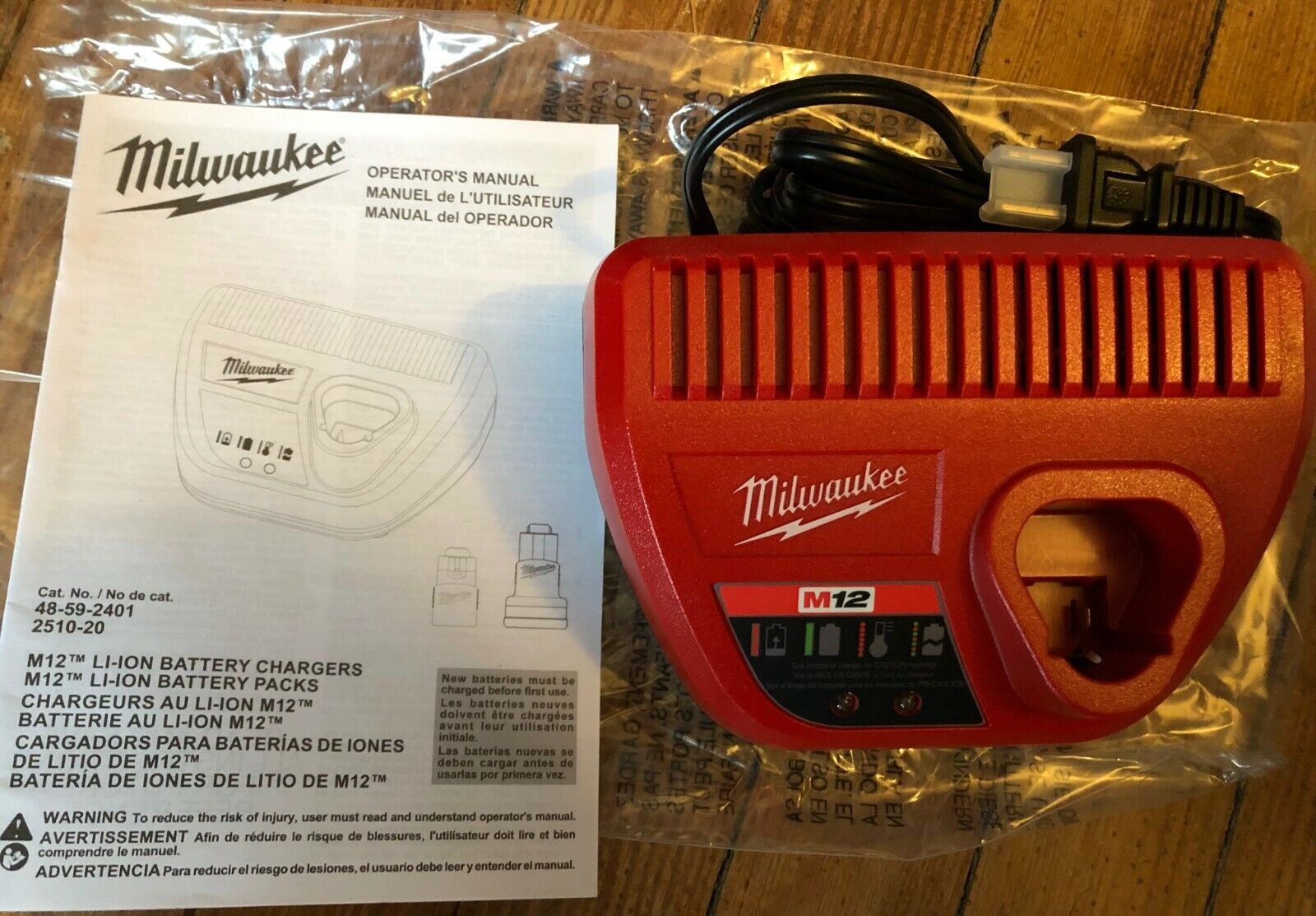 Sạc pin M12 Milwaukee
