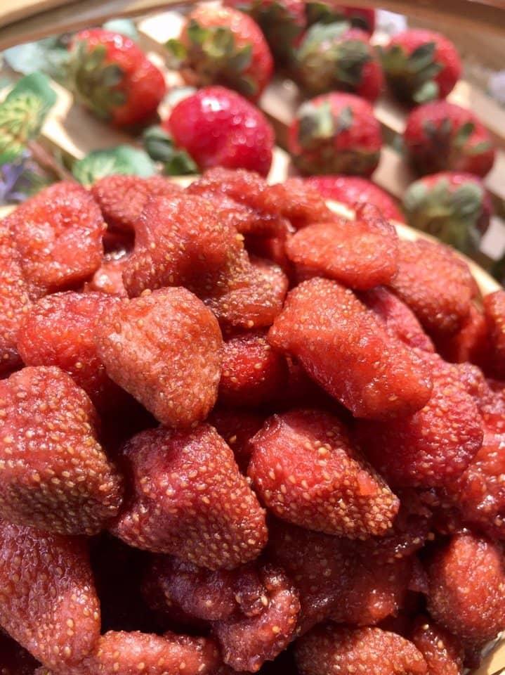 Hủ 250gr Dâu tươi sấy nguyên chất dẻo ngon - Food by Mama