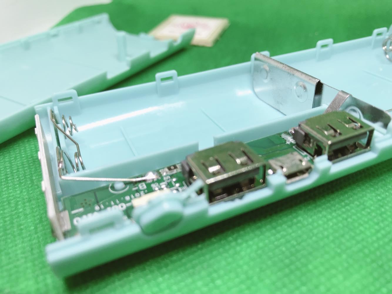 Box sạc dự phòng 5 cell AQ5 có chức năng đèn pin ( phiên bản không có pin ).