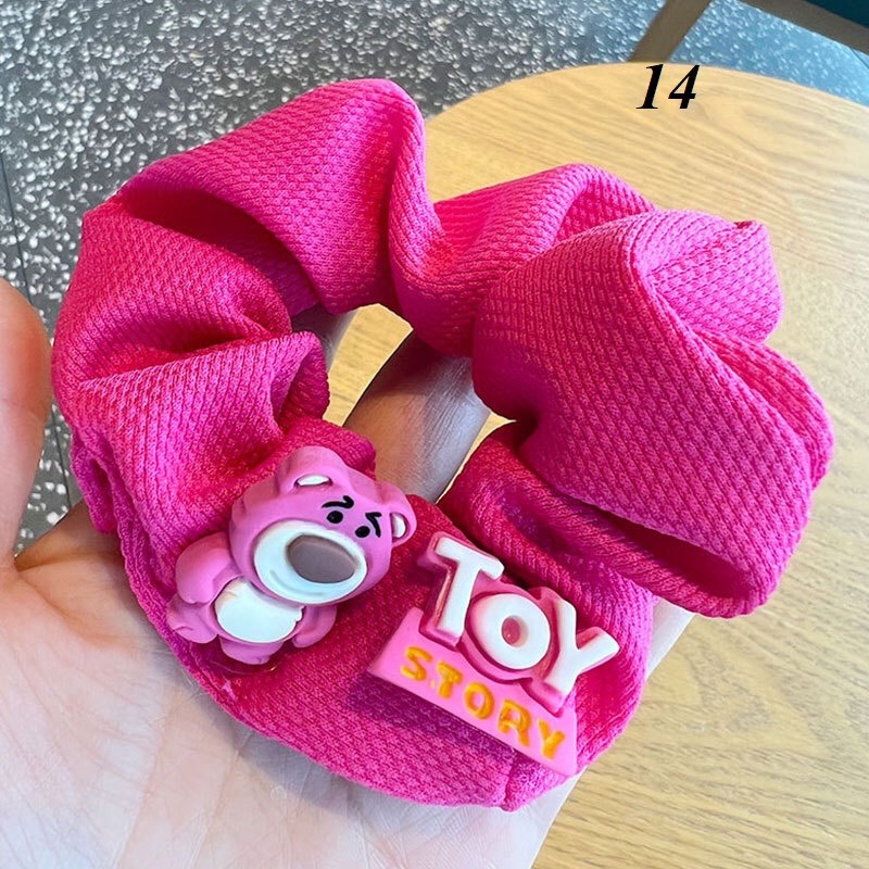 Dây buộc tóc Scrunchies dễ thương có gắn tag gấu dâu siêu Xinh HOTTREND