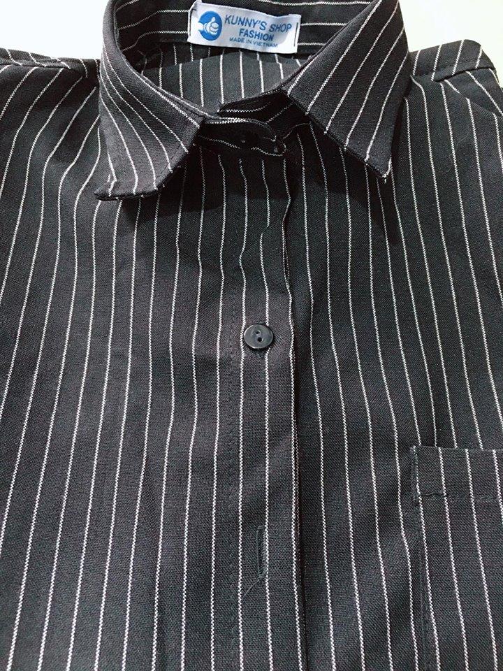 Sơ mi sọc đen oversize.