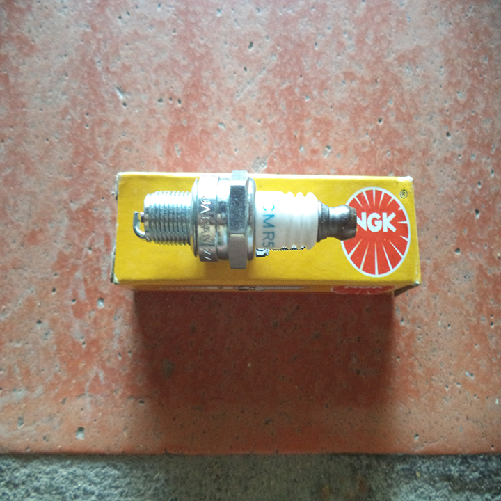 Bugi NGK dùng cho máy cắt cỏ,máy phát điện, máy đầm cóc 4 thì của nhật bản (mã CMR5H)
