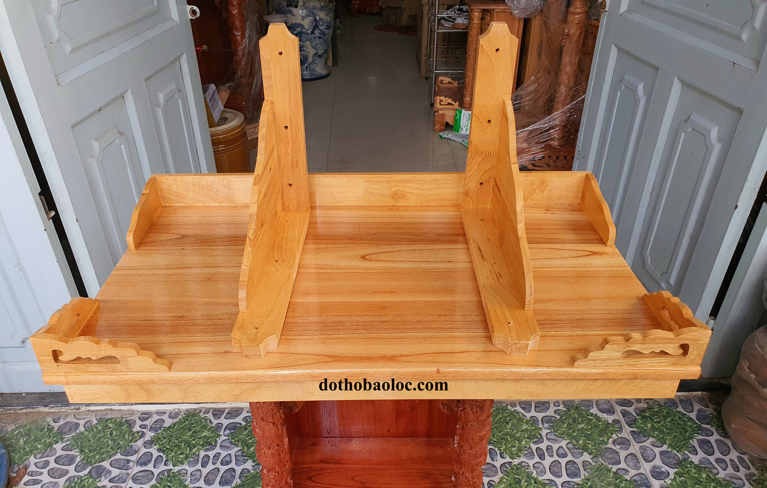 Bàn thờ treo tường gỗ tràm bông vàng ngang 68cm