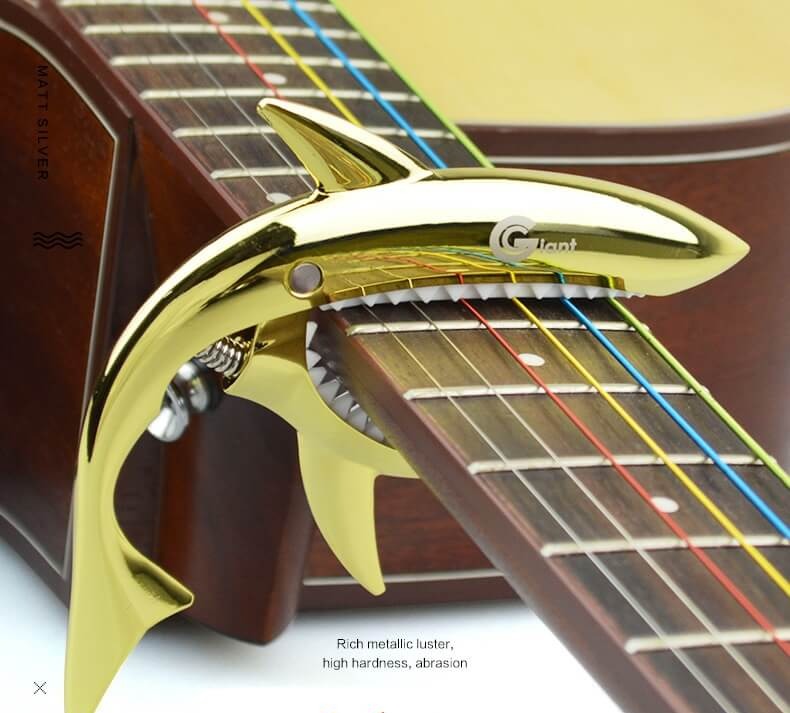 Capo cho đàn guitar hình cá mập
