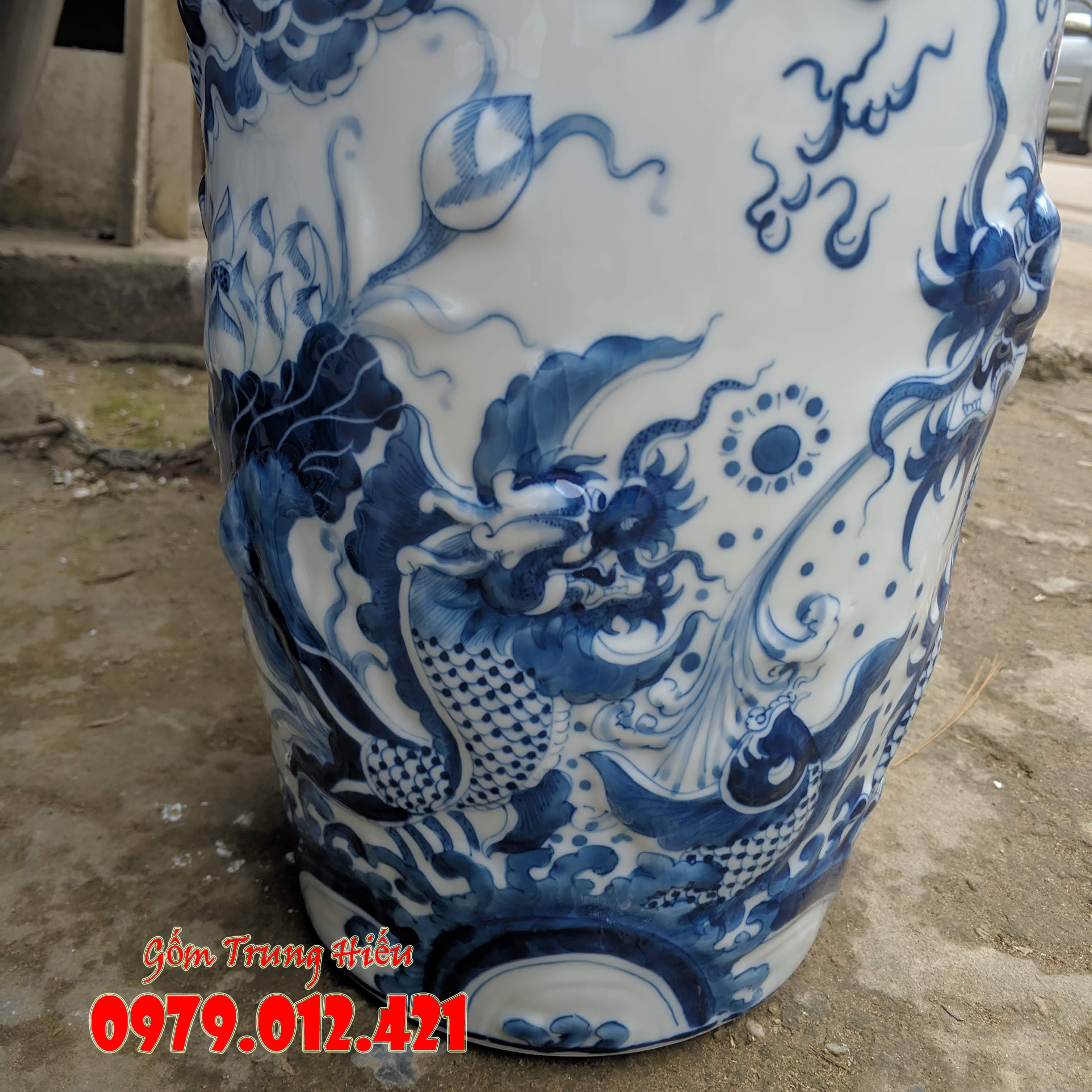 Đôi lộc bình Bát Tràng men lam đắp nổi cao 37cm