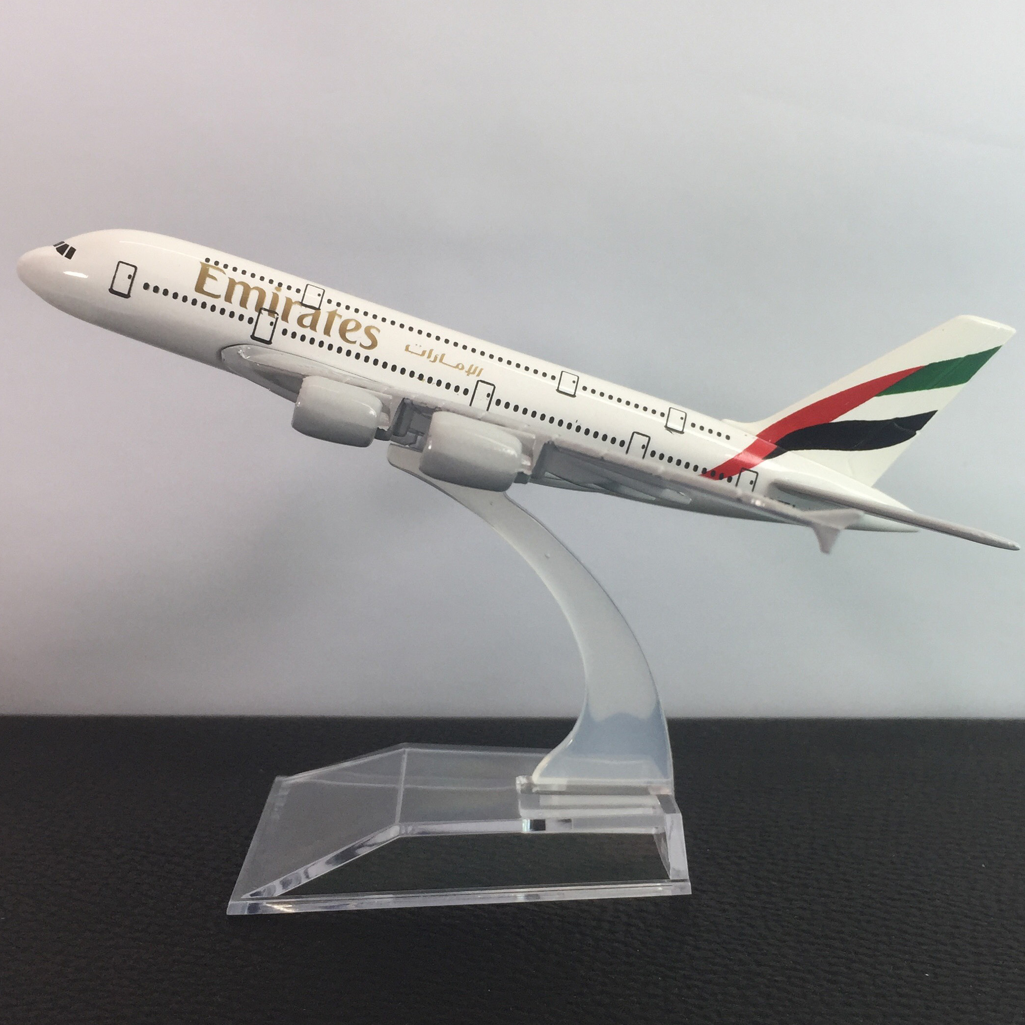 HẾT  Mô Hình Máy Bay EMIRATES A340  16CM  het mo hinh may bay emirates  a340 16cm