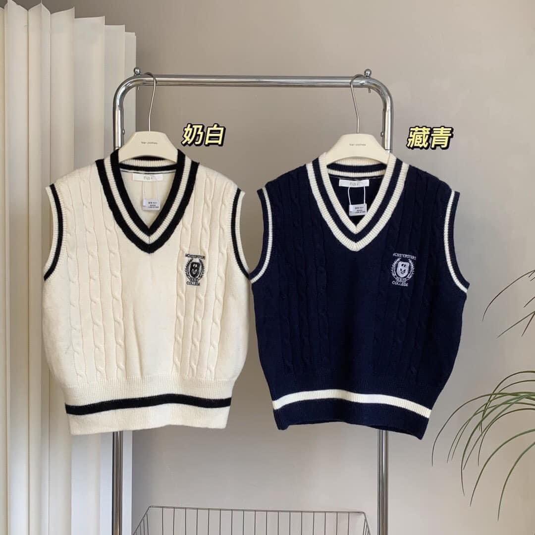 Áo len gile cổ tim hình huy hiệu nữ LS_AL152