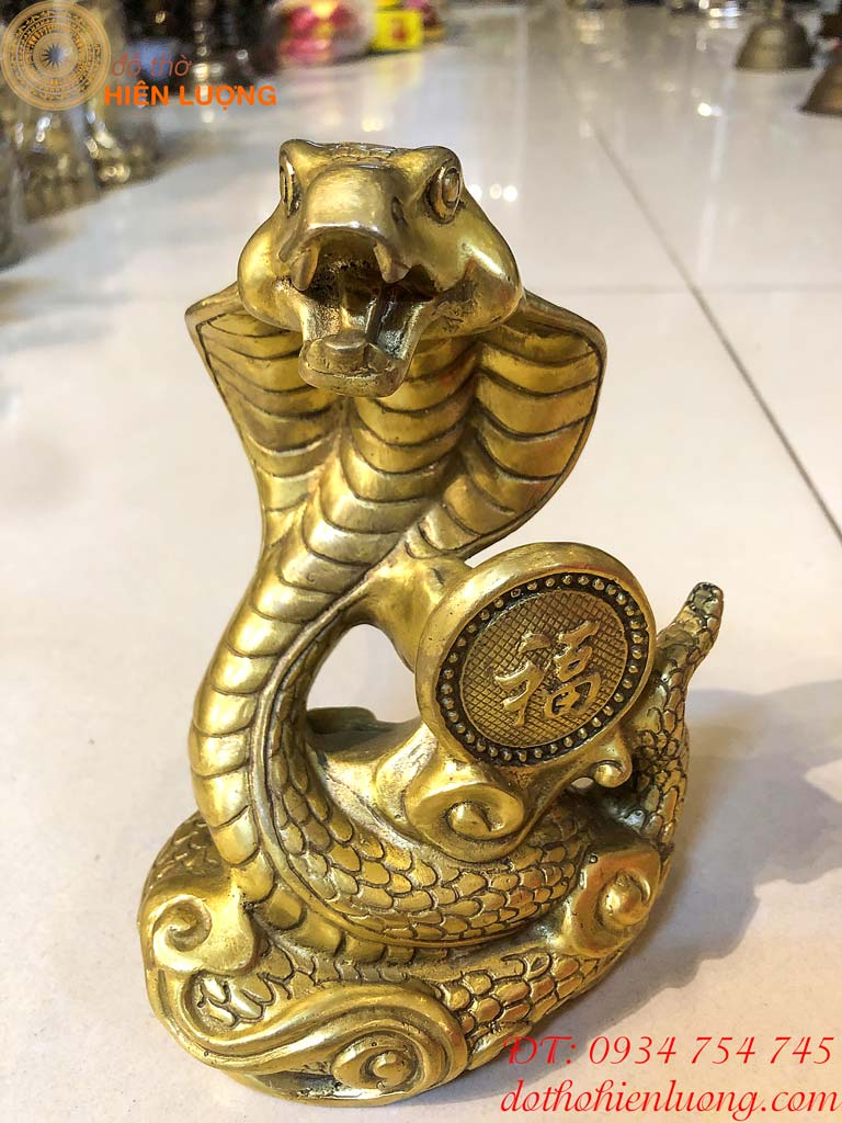 Tượng Rắn Phong Thủy Cuộn Chữ Phúc Bằng Đồng Vàng