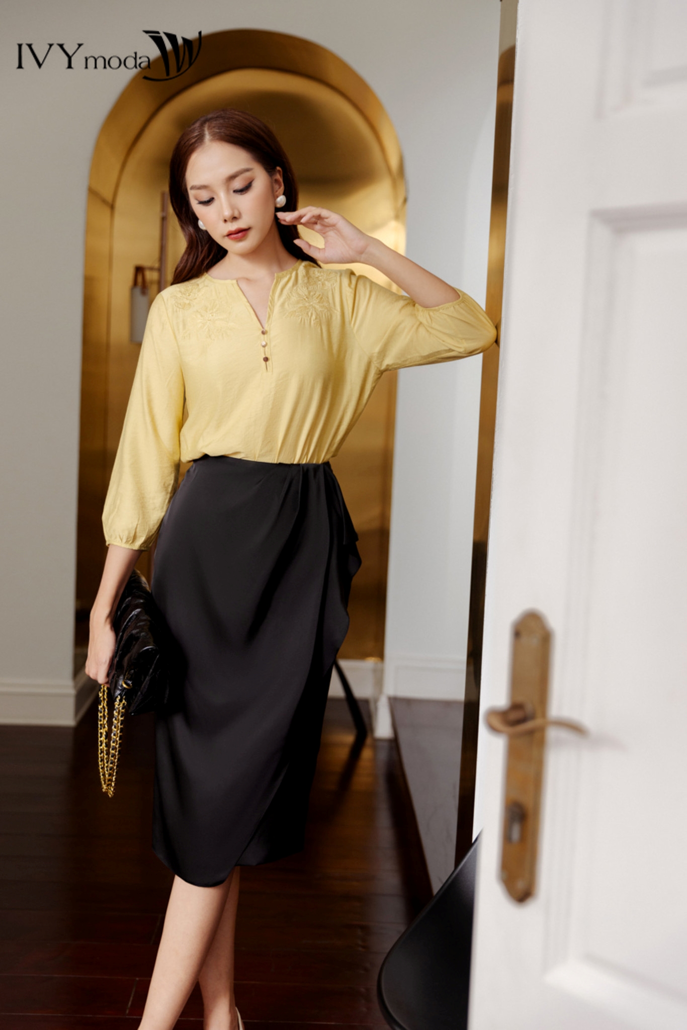 Chân váy tà lệch xếp ly IVY moda 31M7745