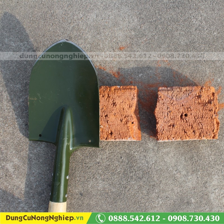 Xẻng cắm trại cán gỗ lưỡi xanh 63cm