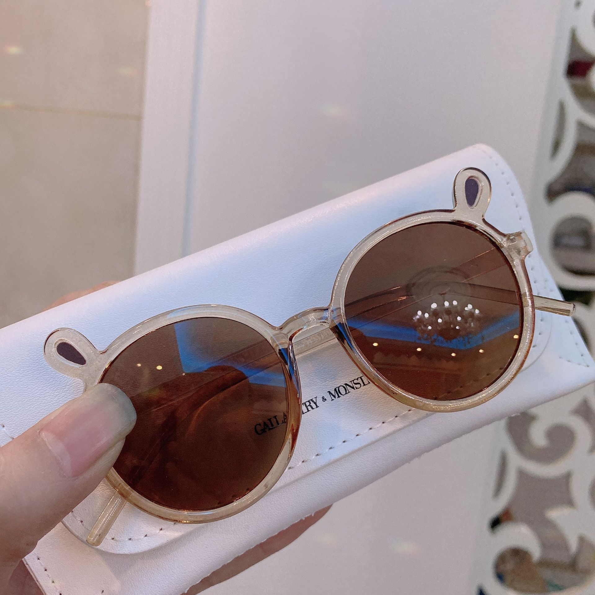 Kính râm hình thỏ cho bé yêu