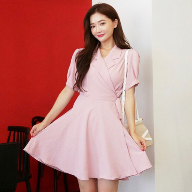 Đầm hồng cổ vest đắp tà