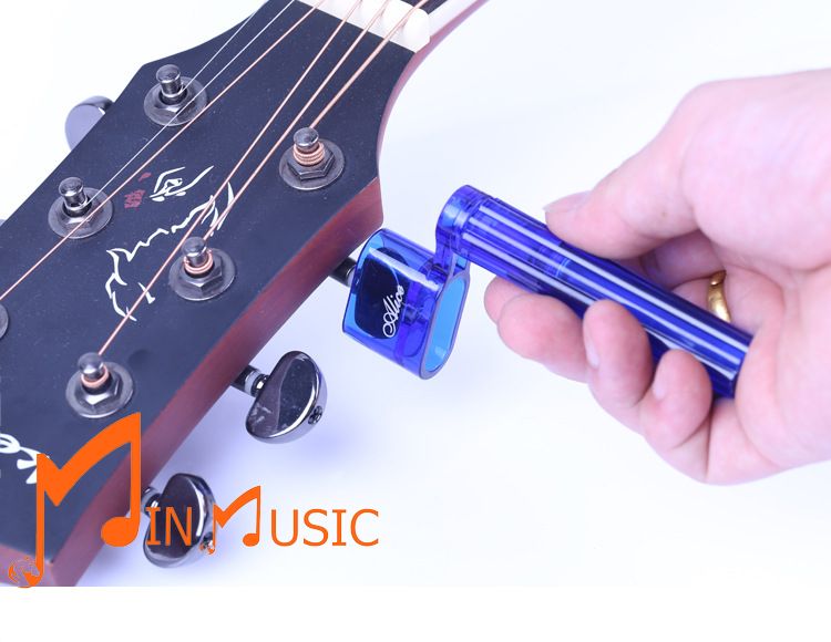 Tay quay thay dây đàn Guitar