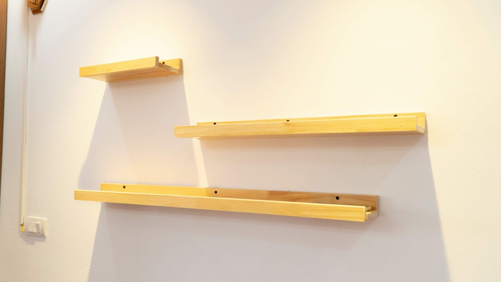 Kệ Treo Tường Bằng Gỗ Có Thanh Chắn, Kệ Để Sách Khung Ảnh Đồ Decor