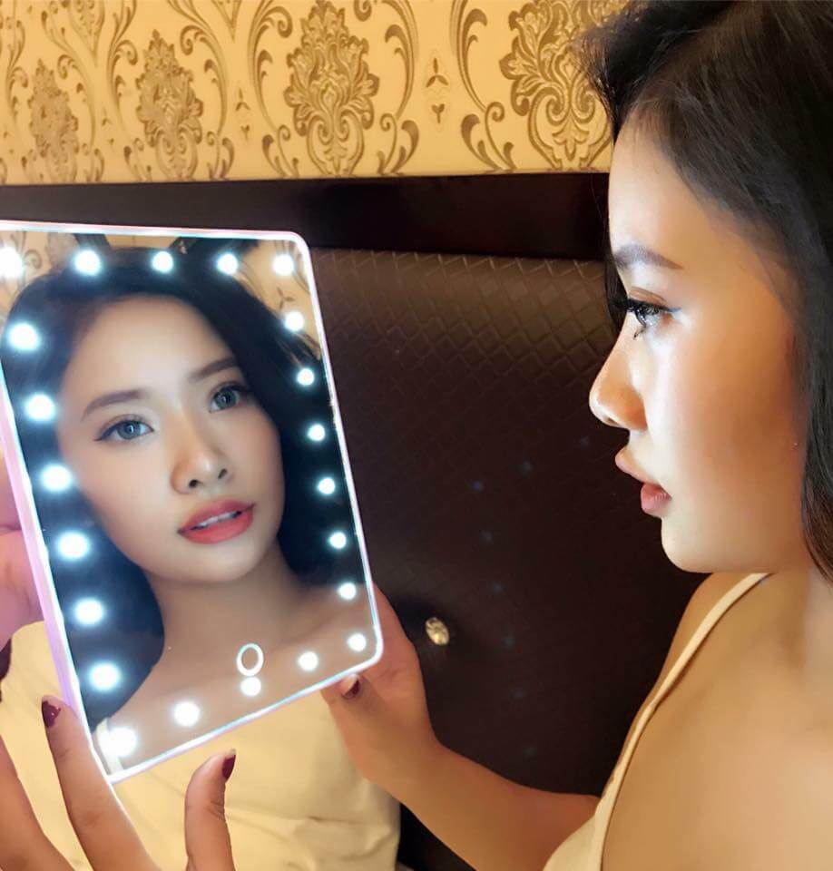 Gương Đèn Led Để Bàn 16 Bóng Giúp bạn gái trang điểm rực rỡ