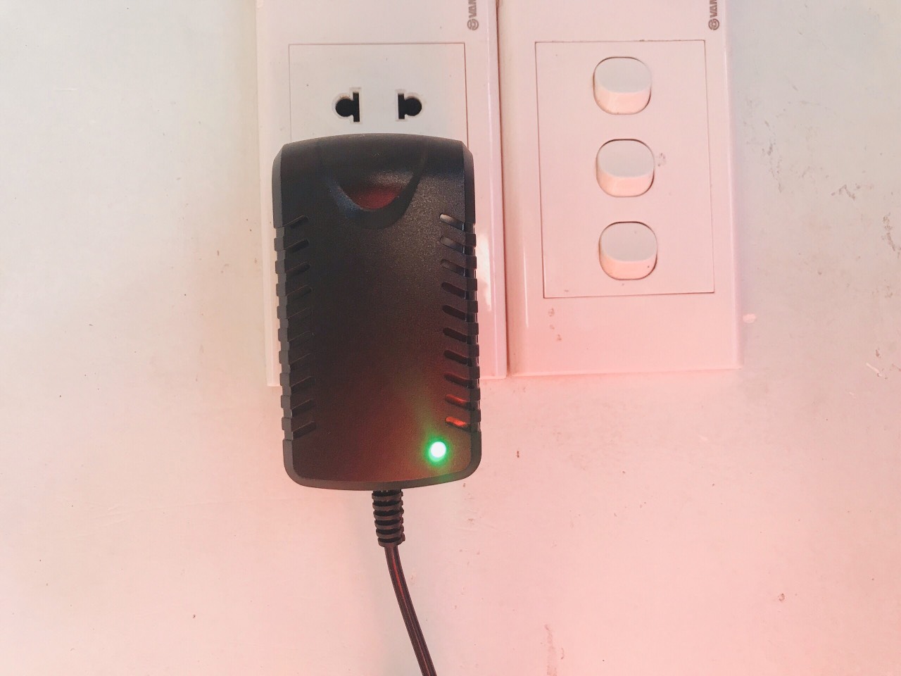Sạc Xe Điện Trẻ Em 12V Có Đèn Báo Pin