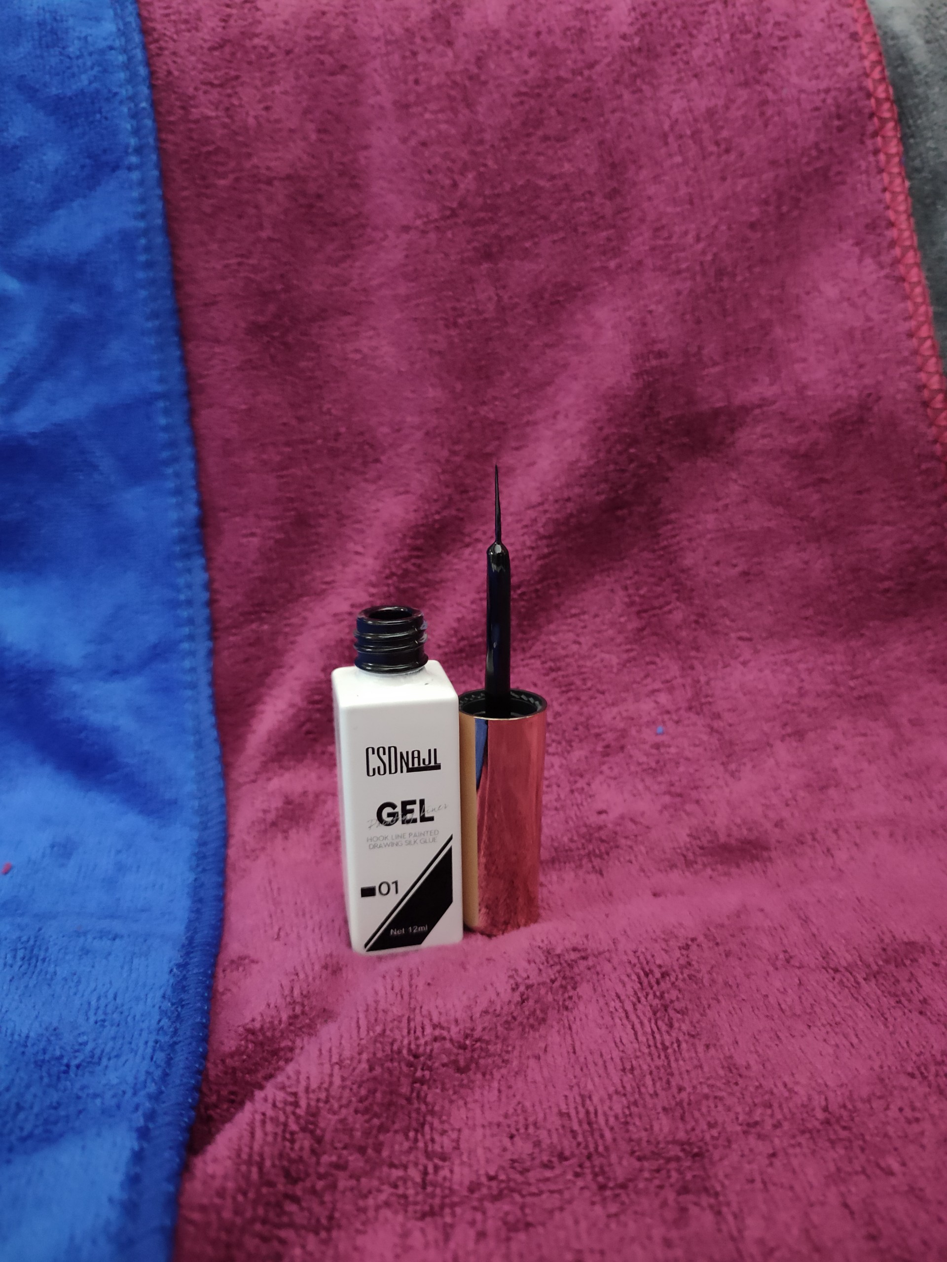 Cọ vẽ móng gel CSD Nail có màu trắng và màu đen