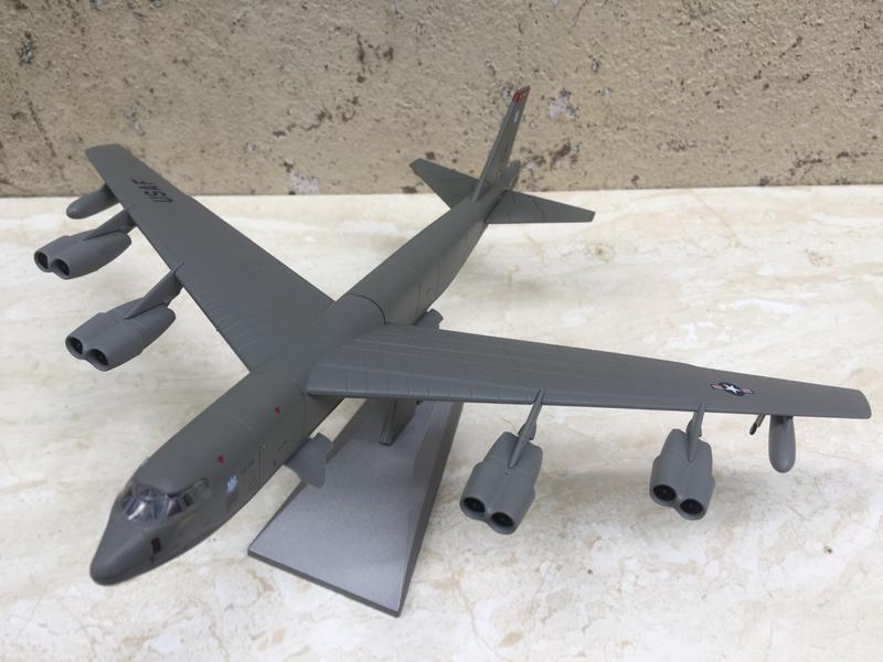 [Hcm]B-52 Bomber Model 1:200